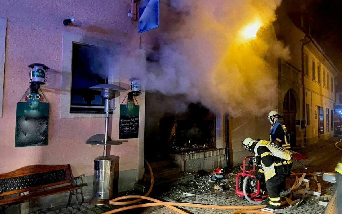 Rauch dringt aus der brennenden Kneipe in der Altstadt von Volkach Rauch dringt aus der brennenden Kneipe in der Altstadt von Volkach